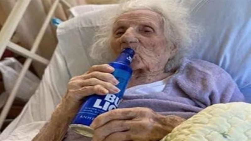 103 वर्षीय दादी ने कोरोना को दी मात, बीयर पीकर किया सेलिब्रेट