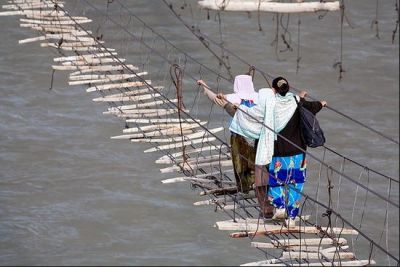 पाकिस्तान में है ये खतरनाक ब्रिज, चलने से भी मरने का डर