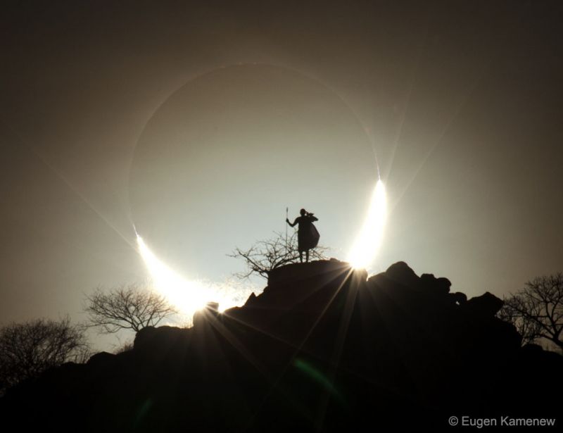 चंद्र ग्रहण के फोटो में दिखी भगवान की प्रतिमा