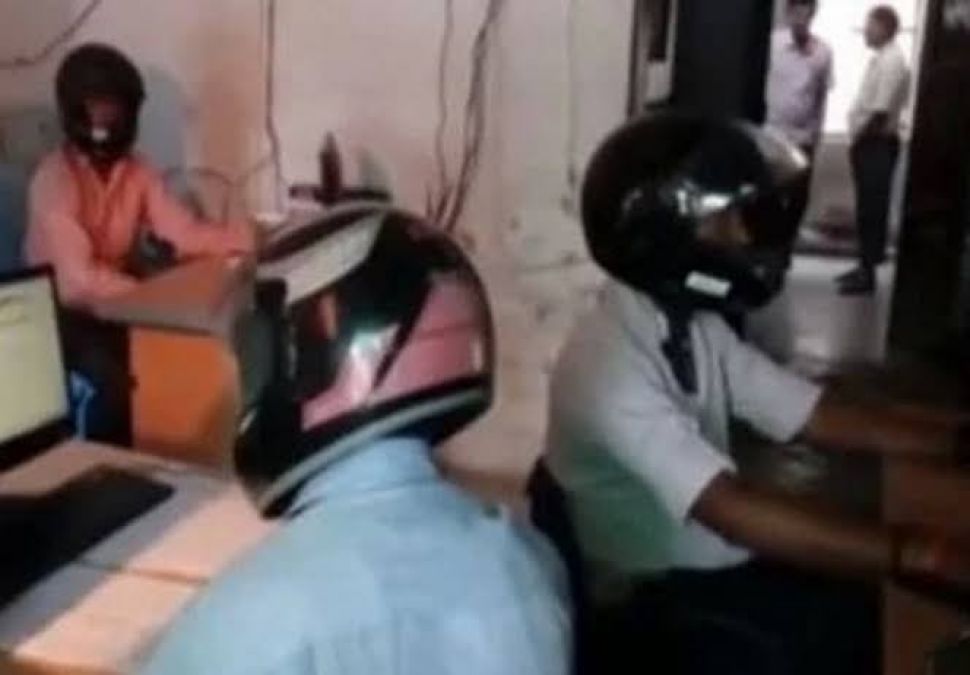 इस दफ्तर में कर्मचारी करते है हेलमेट पहन कर काम, वजह जानकर उड़ जायेंगे होश