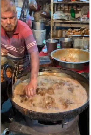 VIDEO: खौलते तेल में हाथ डालकर दुकानदार करता है चिकन फ्राई