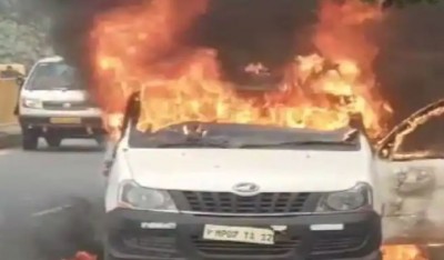 Owner burns his own car in middle of road, know the reason