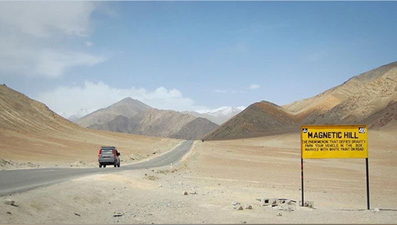 Magnetic Hill : जहाँ खड़ी पहाड़ी पर गाड़ियां अपने आप चलने लगती है