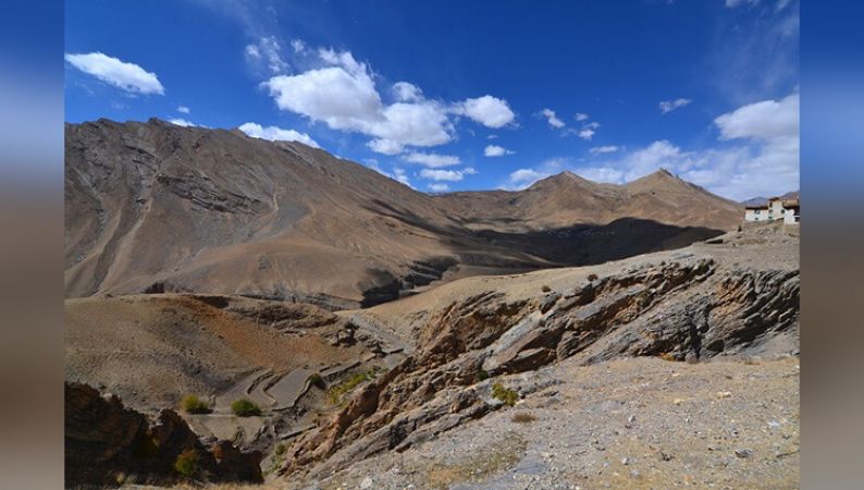 Magnetic Hill : जहाँ खड़ी पहाड़ी पर गाड़ियां अपने आप चलने लगती है