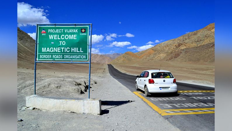 Magnetic Hill : जहाँ खड़ी पहाड़ी पर गाड़ियां अपने आप चलने लगती है