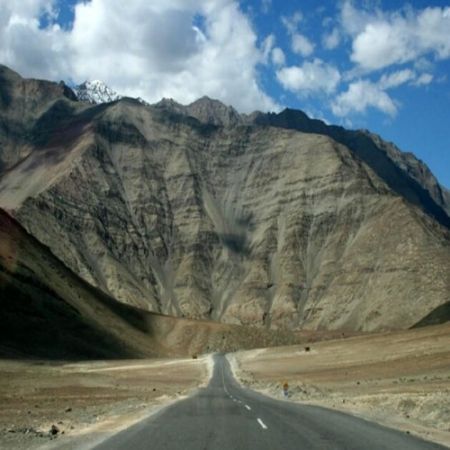 बंद इंजन की गाड़ी भी यहाँ चल पड़ती है 20kmph की रफ़्तार से