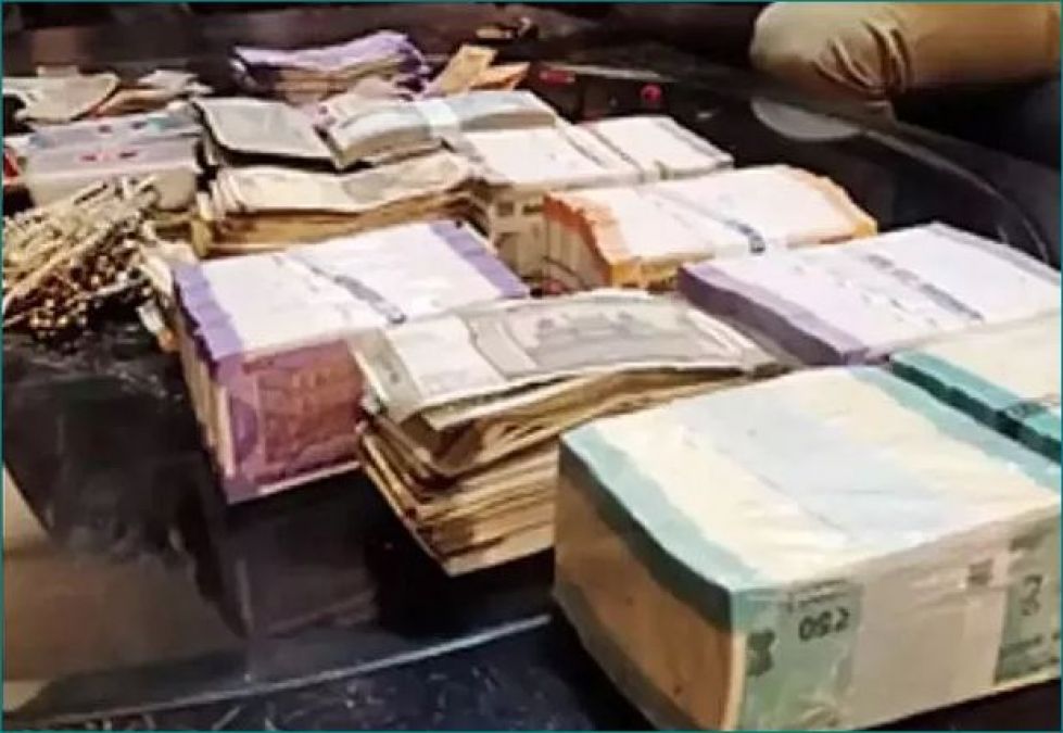 Family got bags filled with money and jewels worth Rs. 14 lakh on the roof