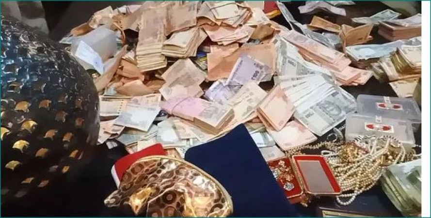 Family got bags filled with money and jewels worth Rs. 14 lakh on the roof