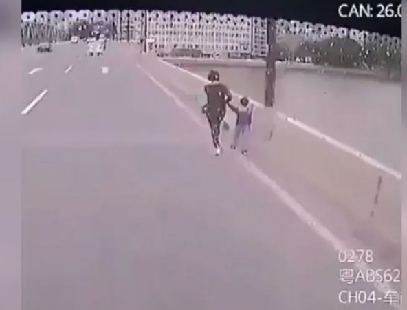 VIDEO: मासूम बेटे को गोद में लेकर पुल से कूदने जा रही थी महिला, हुआ बड़ा चमत्कार