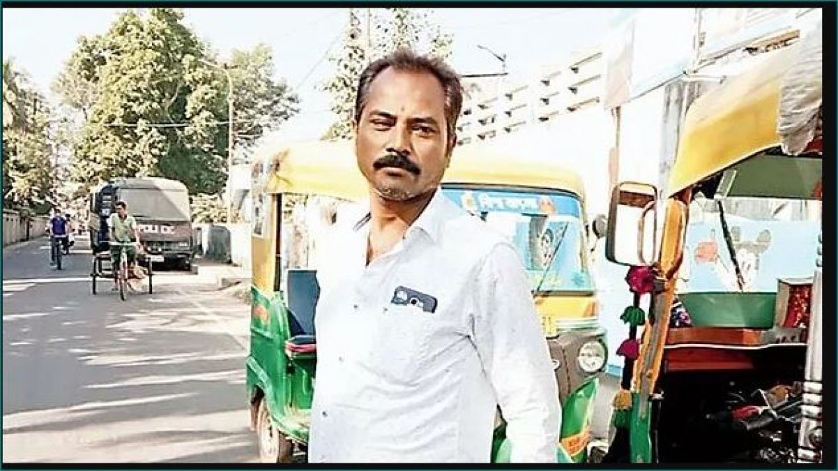 This auto driver spends his saving to get the idol of Netaji Subhash Chandra Bose