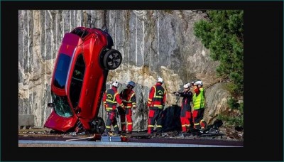जानिए आखिर क्यों Volvo अपनी ब्रांड न्यू कारों को फेंक रही 30 मीटर गहरी खाई में