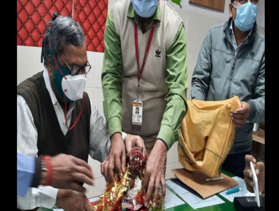Ladoo Gopal's statue breaks, priest reaches hospital