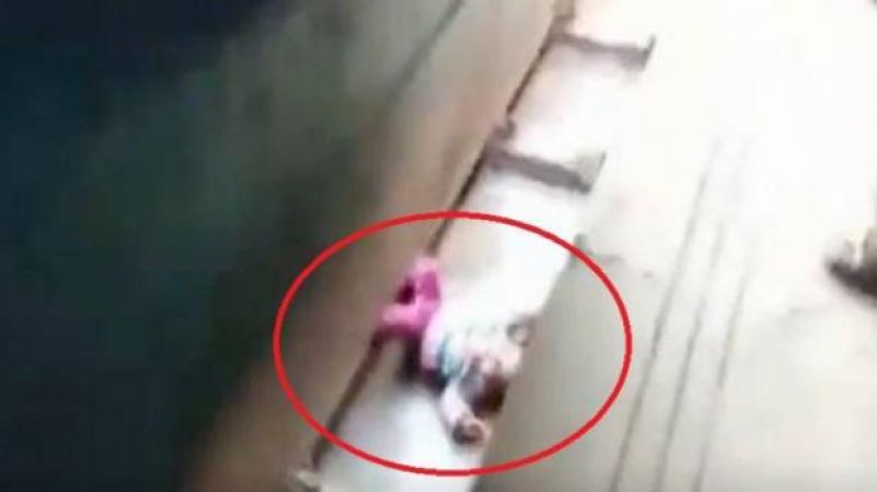 Video : पटरी पर गिरी 1 साल की बच्ची, ऊपर से गुजर गई पूरी ट्रेन और फिर....