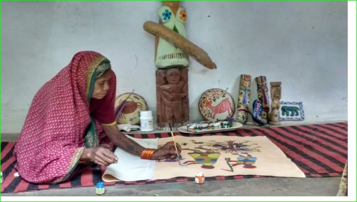 80 साल की उम्र में पेंटिंग करती है यह महिला, विदेशी खूब करते हैं पसंद