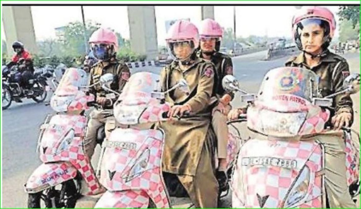 दिल्ली की महिला पेट्रोलिंग टीम हुई गुलाबी, मिला गुलाबी स्कूटर-हेलमेट