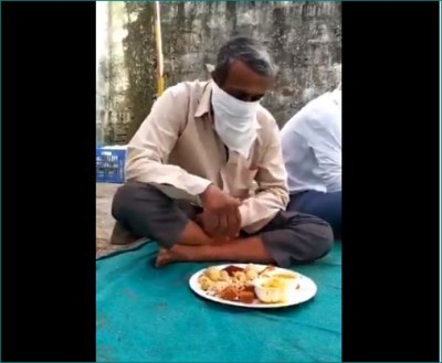 Video: चालान कटने का ऐसा खौफ कि मास्क पहने हुए ही खाना खाते नजर आया युवक