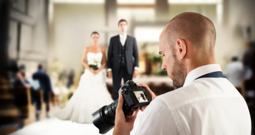 Hungry photographer deleted all photos in front of groom