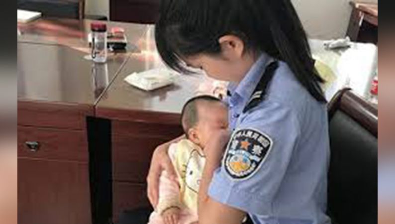 अपराधी महिला के बच्चे को पुलिस अफसर ने कराया BreastFeed, तस्वीर हो रही वायरल