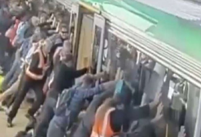 मेट्रो में चढ़ते समय फिसला व्यक्ति का पैर, तो इस तरीके से लोगों ने बचाई जान