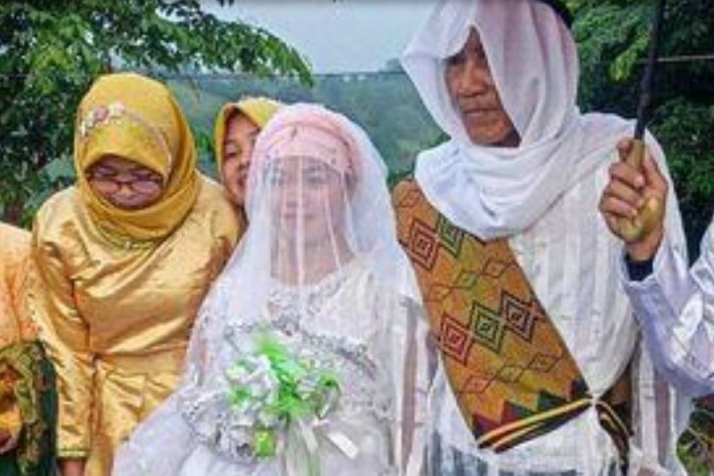 18-year-old girl fell in love with 78-year-old farmer, got married