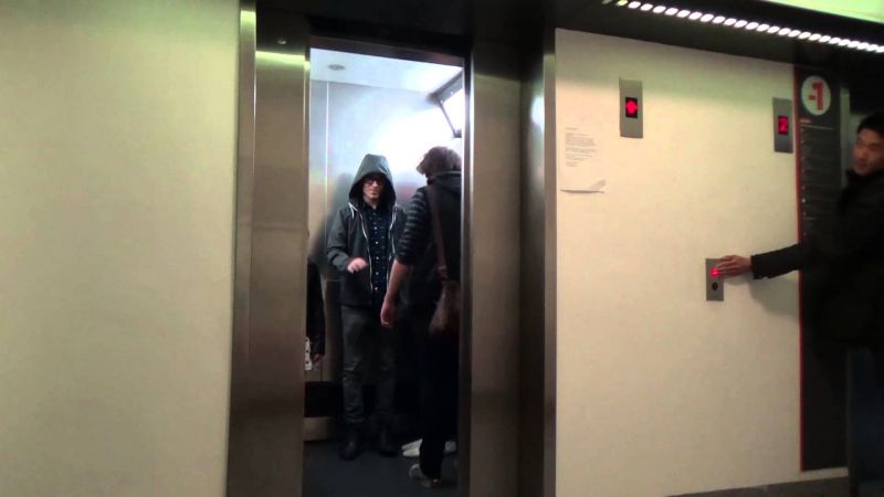 लिफ्ट  में फंस जाते हैं तो भूलकर भी नहीं करें ये गलतियां