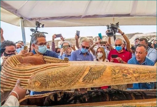 लाइव खोला गया 2500 साल पुरानी Mummy का ताबूत, वीडियो ने मचाई सनसनी