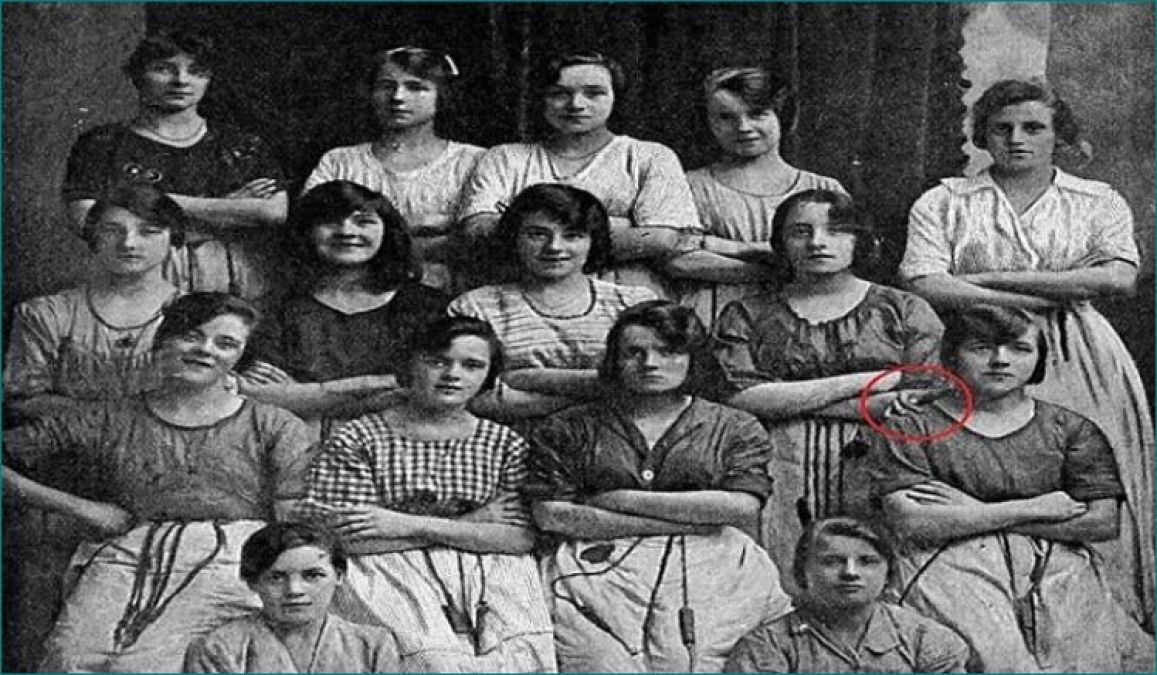 120 years old picture of 15 girls will blow your mind