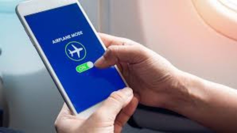 Do you really have to turn on the phone after boarding the plane?