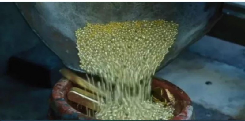 VIDEO: सोने का बिस्किट पिघलाकर बना डाली गोल्ड चेन