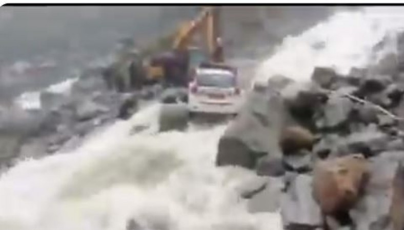 VIDEO: बाढ़ में फंस गई कार का रेस्क्यू देख हैरान हुए लोग