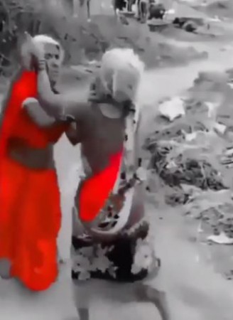 Dangal between two elderly women, watch viral video