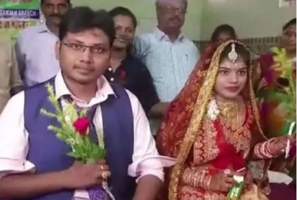 ओडिशा के बेरहामपुर में एक दंपति ने की अनोखे तरीके से की शादी.