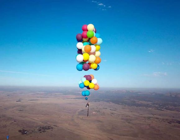 गुब्बारों के सहारे हजारों फ़ीट की ऊंचाई से कूदा ये शख्स, देखें फिर क्या हुआ