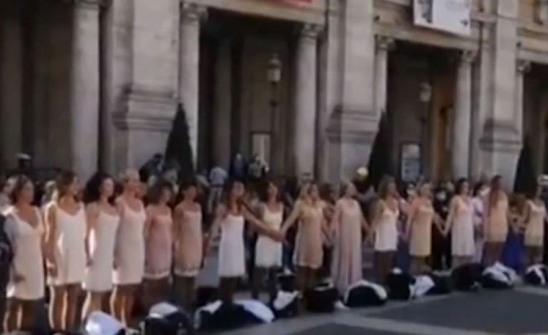 50 air hostesses took off their clothes at intersection, reason will surprise