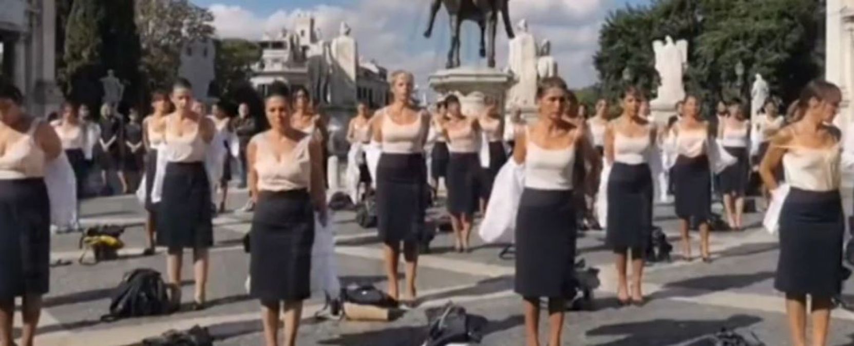 50 air hostesses took off their clothes at intersection, reason will surprise