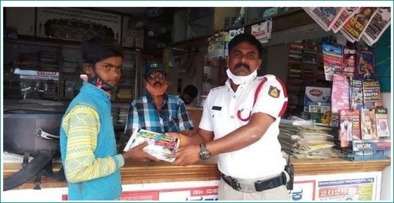 Hubli: Traffic Policeman buy books for class 9th needy boy, Know heart touching story