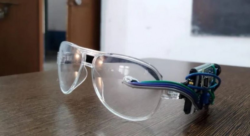 छात्र ने बनाया ऐसा चश्मा जो रोकेगा सड़क हादसे