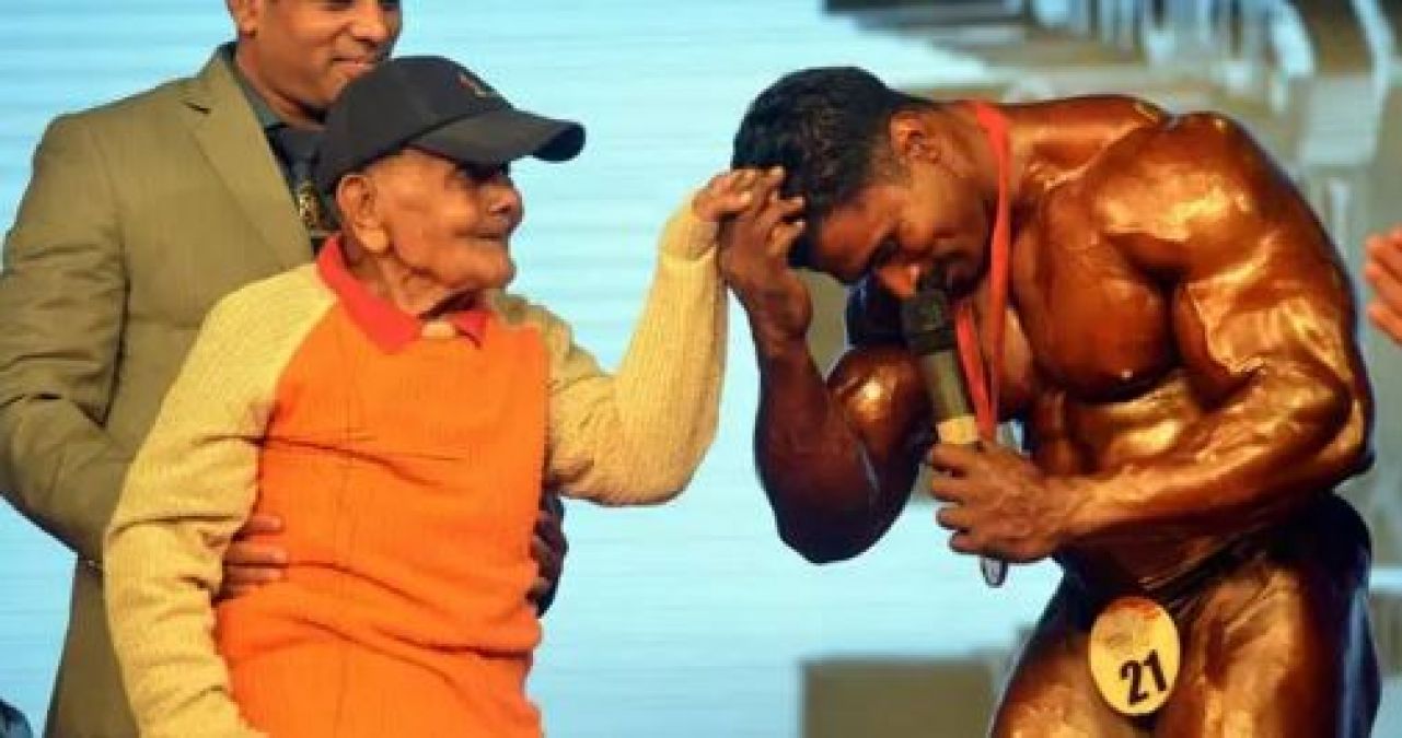 At the age of 90, this old man made his body solid in jail