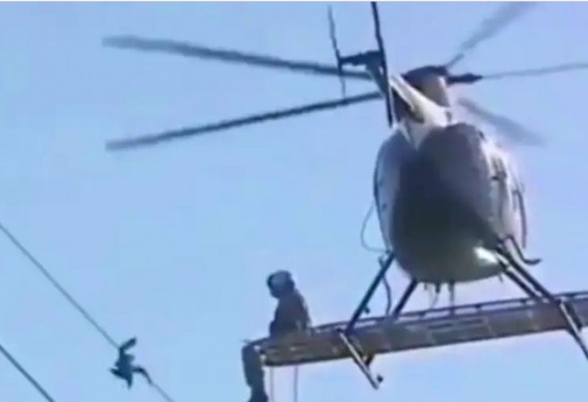 Video: बिजली के तार में उलझकर छटपटा रहा था पक्षी, हेलीकाप्टर से किया गया रेस्क्यू