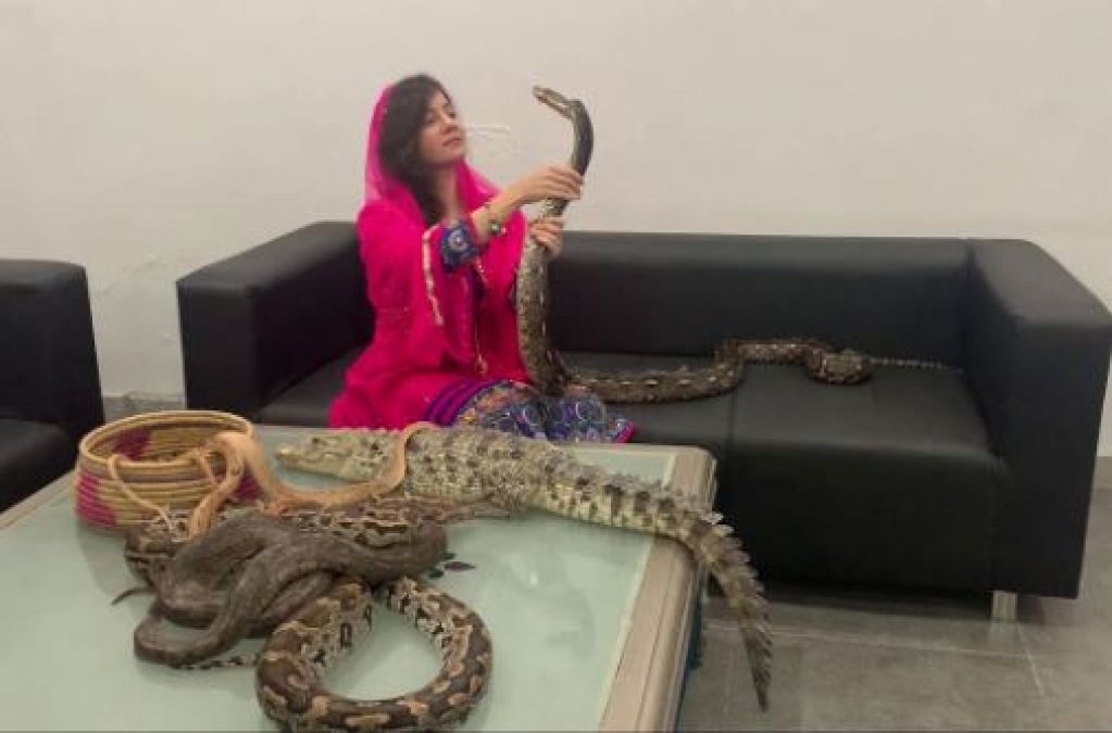 Pakistani singer wants to send poisonous snake for PM Modi for revoking Article 370