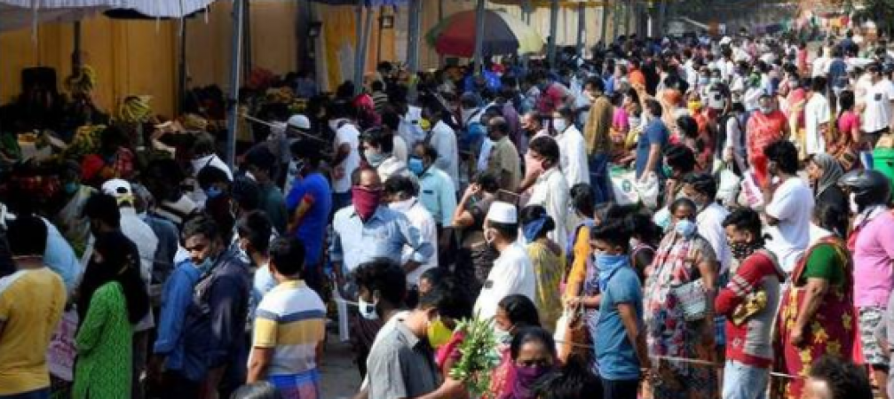 Large crowd throngs Chennai store that offered discounts amid corona pandemic, store sealed