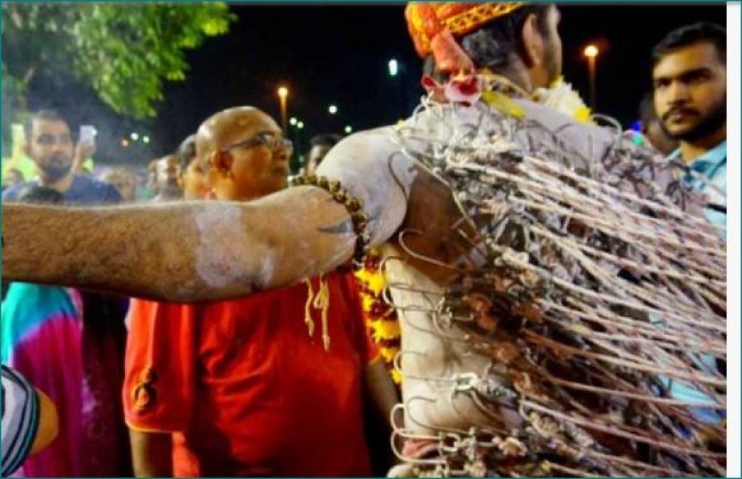 यहाँ भगवान को खुश करने के लिए शऱीर में कील लगवाते हैं लोग