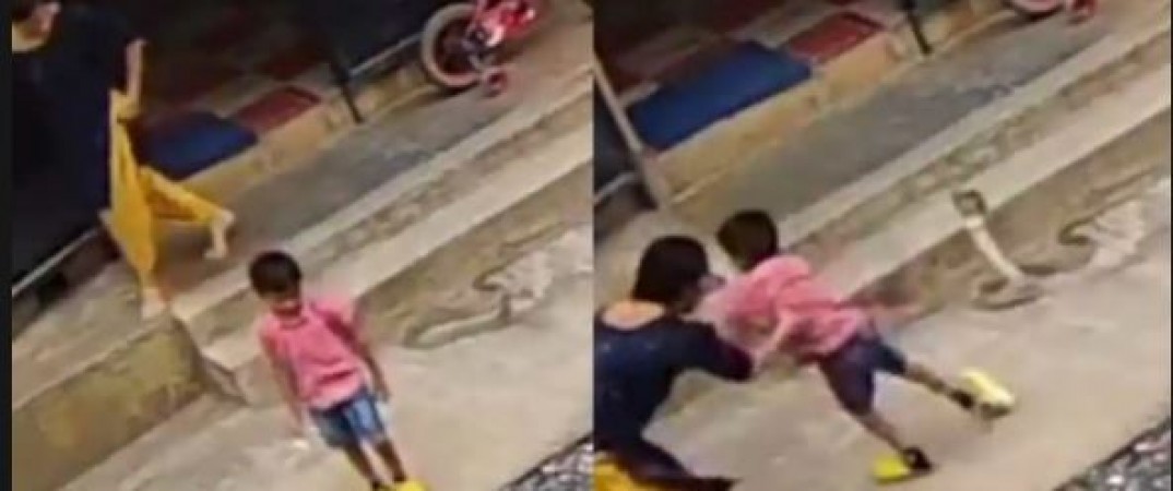 Mother saves child from snake, must watch this video