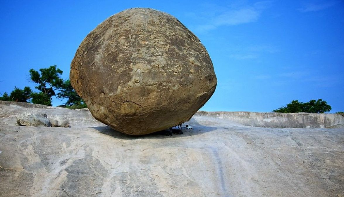 This stone is known as the butterball of Lord Krishna, till date, no one has been able to shake it!