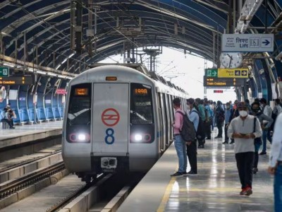 Strange dance video goes viral in Delhi Metro