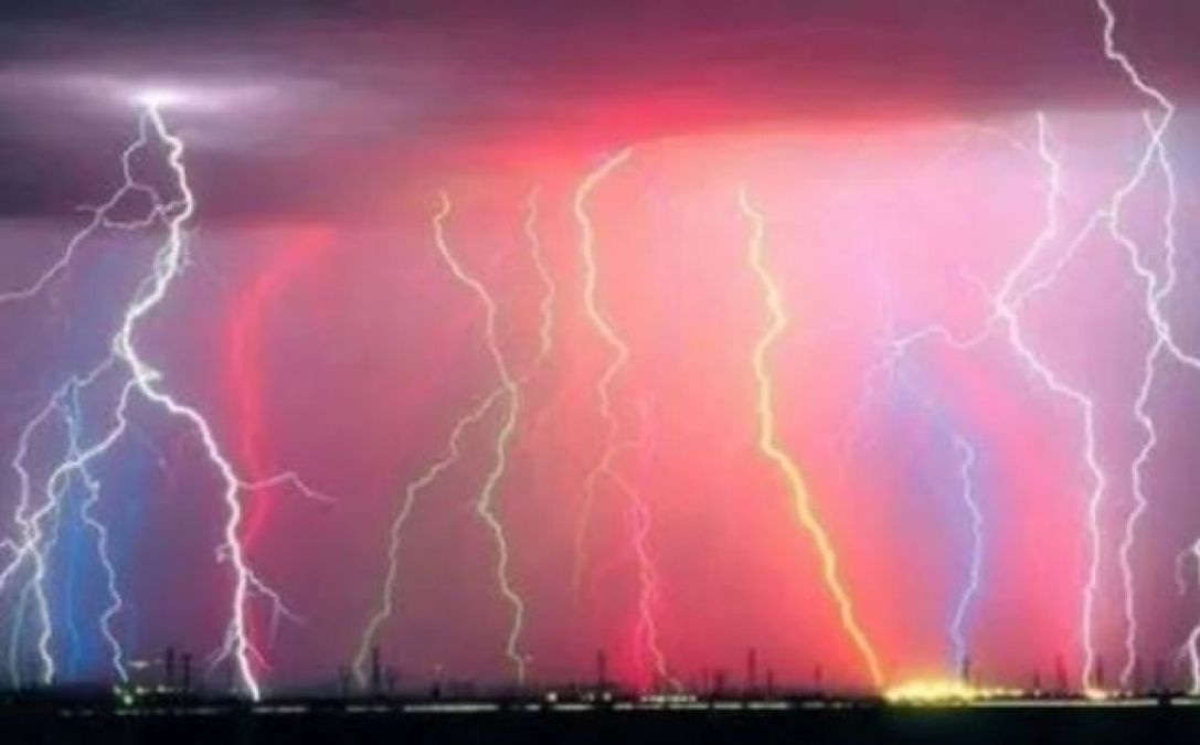 Here the lightning continues to crack all the time, even the scientists are shocked!