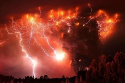 Here the lightning continues to crack all the time, even the scientists are shocked!