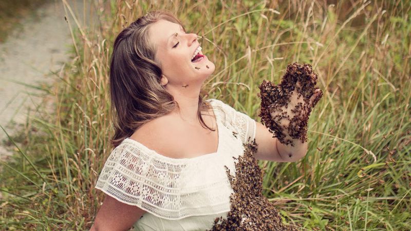प्रेग्नेंट महिला ने करवाया 20 हज़ार मधुमक्खियों के साथ फोटोशूट, हो रहा है वायरल