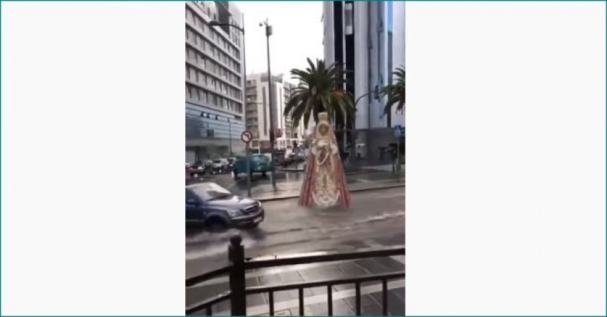 वायरल वीडियो: जब पानी में चलने लगी मूर्ति, देखने वालों के उड़े होश