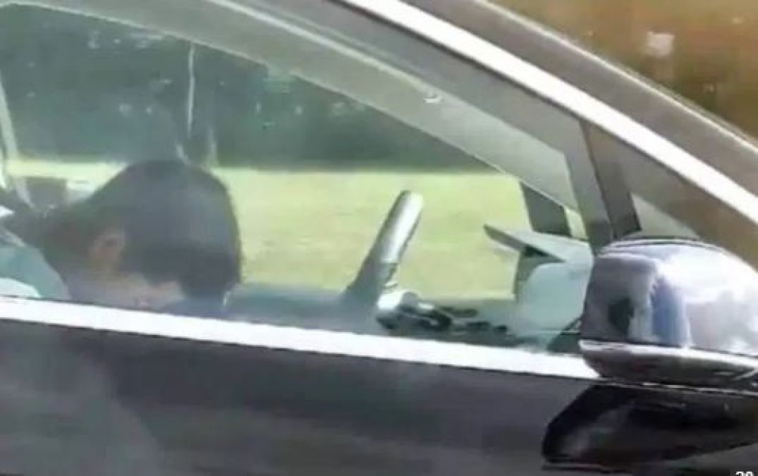 Video : चलती कार में सिर झुककर सो गया ड्राइवर और फिर...